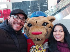 Alisson e Mayra com Mascote do Moncton Wildcats time de hockey da cidade 1